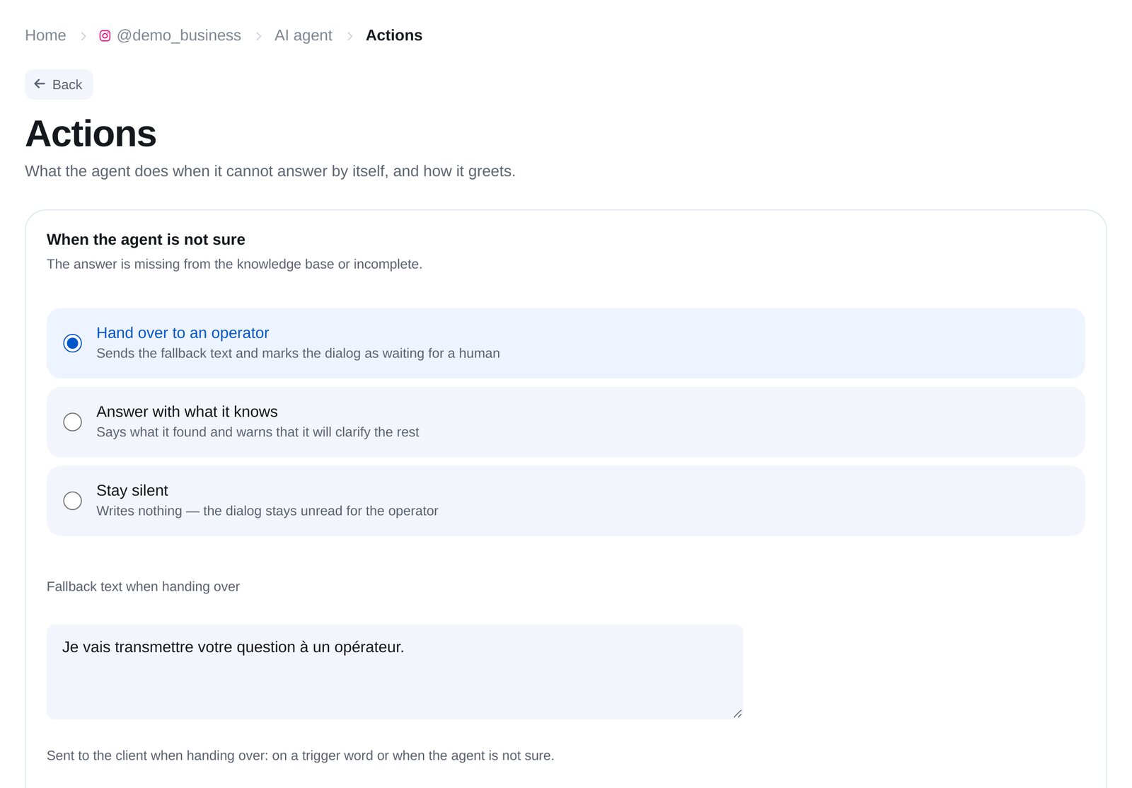 Section « Actions » : passer à un conseiller, répondre avec les informations disponibles ou garder le silence ; message de secours lors du transfert